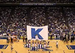 Cheerleaders der University of Kentucky vor einem Basketballspiel (2005)