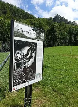 Ryfensteiner Sagenweg in Reigoldswil. Die Reifensteinkutsche, Die Burg Ryfenstein ist rechts oben im Foto