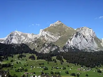 Die Südwand des Moors (rechts) neben Wildhauser Schafberg (Mitte) und Säntis (links) von Süden