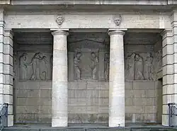 Fries am nördlichen Portikus der Trauerhalle des Wiesbadener Südfriedhofs (1909)