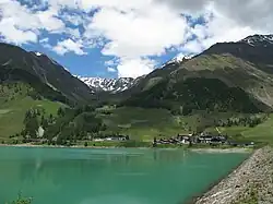 Staumauer bei Vernagt, links hinter Vernagt das Tisental