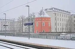 S-Bahn-Haltestelle Olbrichtstraße/SVZ mit Rückseite der einstigen Kaserne Möckern samt Wasserturm