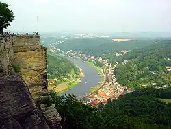 Blick von der Festung auf den Ort Königstein und die Elbe mit der „Königsnase“ am linken Bildrand