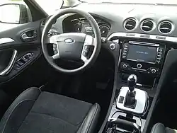 Innenraum mit PowerShift-Getriebe und Start-Stop-Knopf