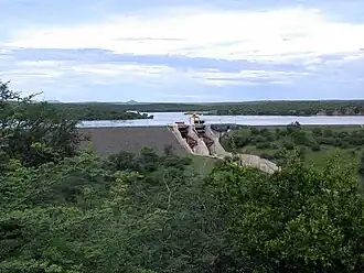 Staudamm mit Stausee