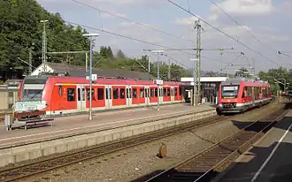Au (Sieg) bis 2011: Links Elektro-Triebwagen der S 12 (DB-Baureihe 423), rechts Diesel-Triebwagen der Sieg-Dill-Bahn (DB-Baureihe 648)