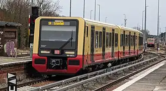 Triebwagen 484 002 im Einsatz auf der S8