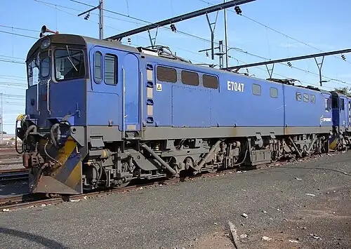 E7047 im blauen Spoornet-Anstrich mit ausgefüllten Nummern in Beaufort West am 1. Mai 2006