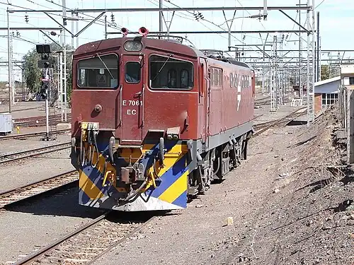 E7061 im braunen Spoornet-Anstrich in Beaufort West am 16. September 2009