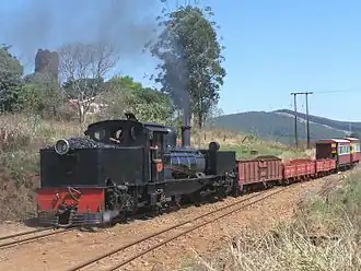 NG G11 Nr. 55 der South African Class NG G11 2-6-0+0-6-2 mit einem gemischten Güter- und Personenzug bei Ixopo, KwaZulu-Natal.