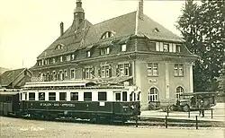 BCFeh 4/4 Nr. 3 vor dem Bahnhofs­gebäude in Teufen, in dem auch die Direktion der SGA untergebracht war.