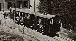 Lokomotive Nr. 1 mit auf zwei Achsen umgebautem Personenwagen