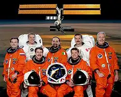 v. l. n. r. vorne sitzend: Kent Rominger, Jeffrey Ashby; hinten stehend: Juri Lontschakow, Scott Parazynski, Umberto Guidoni, Chris Hadfield, John Phillips