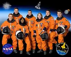 v. l. n. r. Scott Parazynski, Douglas Wheelock, Stephanie Wilson, George Zamka, Pamela Melroy, Daniel Tani und Paolo Nespoli