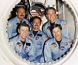 v. l. n. r. Vorne: Joe Engle, Richard Covey; Mitte: John Lounge; Hinten: James van Hoften, William Fisher