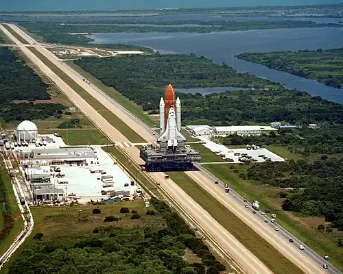 Ein Crawler mit Space Shuttle Challenger und MLP auf dem Weg zu seinem letzten Flug am 28. Januar 1986