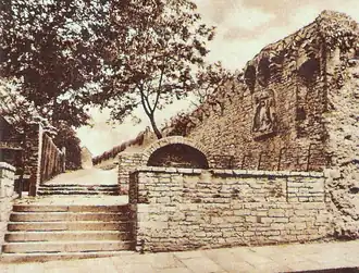 Reste des Neutors 1934. Torreste und Wappen der Königin Christina von Schweden (bitte Bild vergrößern) fielen 1961 der Straßen­ver­brei­terung der Neutorstraße zum Opfer