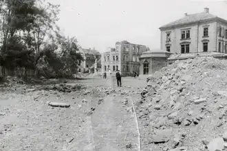 Neutorstraße nach Bombenangriff 1944 mit Kiosk bei Reichsbank (rechts nicht im Bild)