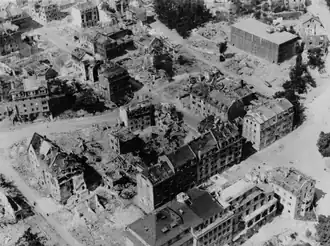 Wilhelmstraße (Diagonale) 1945. Vorne rechts Krankenhaus St. Josef an Ludwigstraße, hinten rechts Spitalseebunker (selber Blickwinkel wie linker Plan)