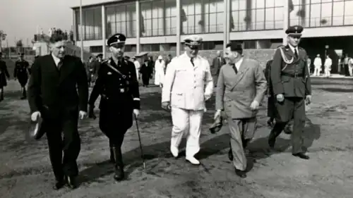 Willy Sachs (2. von rechts), Hermann Göring (Mitte) und Heinrich Himmler (2. von links) einen Tag vor der Stadion-Einweihung