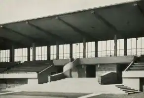 Innenseite der Tribüne, mit Wendeltreppe und Freitreppen