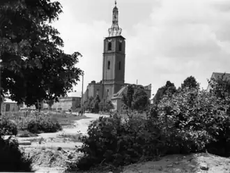 Zerstörte Kirche mit neu errichtetem Pfarrhaus (vgl. Bild links daneben) vor 1952