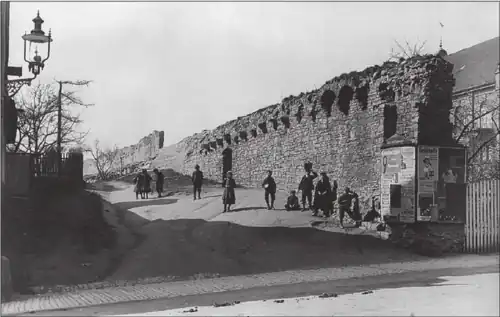 Stadtmauer am einstigen Neutor 1910. Das Altstadtquartier um die Hadergasse war damals noch ein Viertel ärmerer Leute