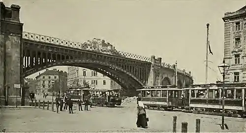 Straßenbahn kreuzt Stadtbahn (Hochbahn), Wiener Gürtel, (heute noch in Betrieb), um 1905
