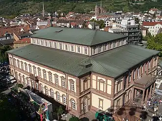 Ansicht von oben, Haupteingang rechts, im Hintergrund die Altstadt