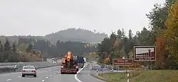 Blick von der A 9 in Richtung Brücke und auf Unterrichtungstafeln