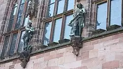 Bergmann und Hüttenarbeiter an der Fassade des Festsaalstraktes