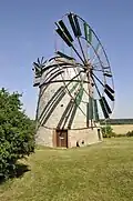 Zehn Speichenradflügel der Turmwindmühle von Eckartsberga, Sachsen-Anhalt, ab 1831, wohl einzige dieser Bauart in Deutschland