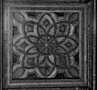 Fra Giovanni da Verona malte dieses Bild als Intarsie in der Sacrestia di Santa Maria in Organo. Es veranschaulicht eine zyklische Gruppe der Ordnung 8 samt einer Untergruppe der Ordnung 4.