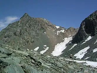 Säulkopf von Südosten. Der scheinbar höchste Punkt links ist die Säulspitze (3137 m), in der Mitte etwas zurückliegend der Säulkopf