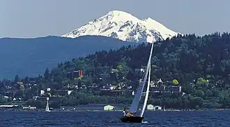 Segler in der Bellingham Bay mit dem Mount Baker im Hintergrund