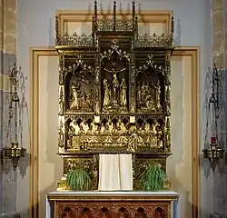 Seitenaltar mit Darstellungen des Abendmahls und der Kreuzigung Christi