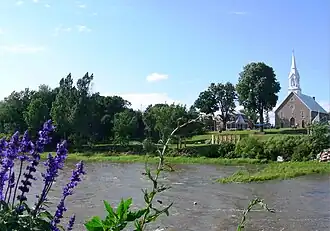 Sicht vom Ufer auf Saint-Placide