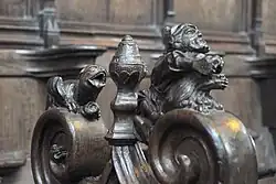 Drache und Person, die ein wildes Tier bezwingt