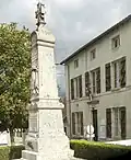 Rathaus (Mairie) und Gefallenendenkmal