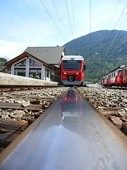 Bahnhof Orsières mit Zug (Chemin de fer Martigny–Orsières)