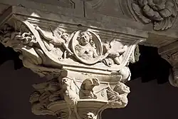 Kapitell des Obergeschosses