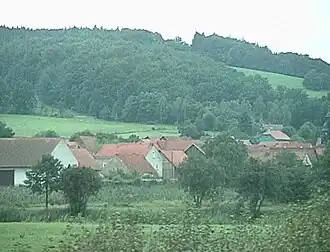Sallmannshausen, dahinter der Hardt (1998)