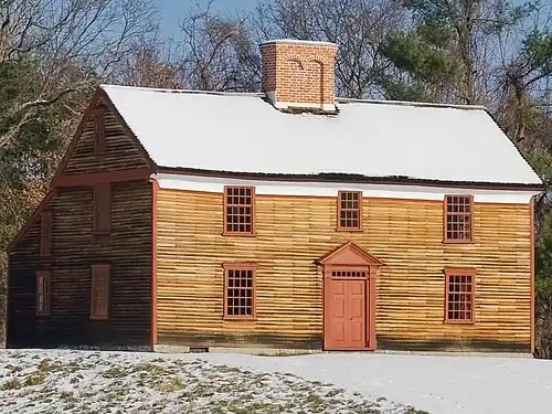 Das Captain William Smith House im Minute Man National Historical Park, ein restauriertes Holzhaus im Saltbox-Stil mit ungestrichener Stülpschalung