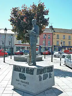 Statue von Sam Maguire im Ortszentrum