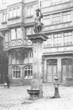 Minervabrunnen vor 1944 und 2009