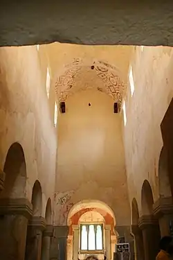 Innenraum mit Wandmalereien