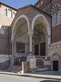 Nordseitiges Doppelportal