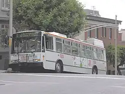 Wagen 5569 des Typs 14TrSF auf Linie 1, typisch sind die starken Steigungen