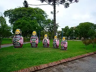 Denkmal auf der Plaza de la Libertad, als Reminiszenz an die russischen Einwanderer eine aus fünf Puppen bestehende Matrjoschka darstellend.