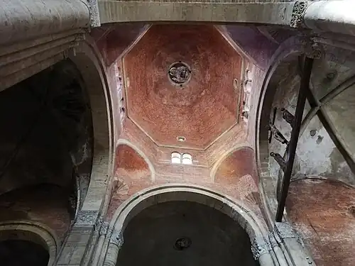 Vierungskuppel mit Tonnengewölbe des Querschiffs und Kreuzrippengewölbe des Chorjochs.